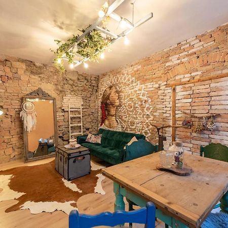 Accommodation At The Folklore Apartment Pressburg Exterior foto