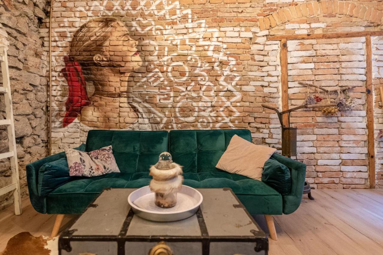 Accommodation At The Folklore Apartment Pressburg Exterior foto