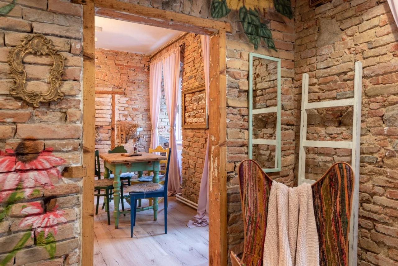Accommodation At The Folklore Apartment Pressburg Exterior foto